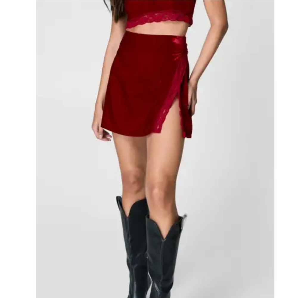 NASTY GAL Red/Burgundy Lace Trim Side Slit Velvet Miniskirt XS/0